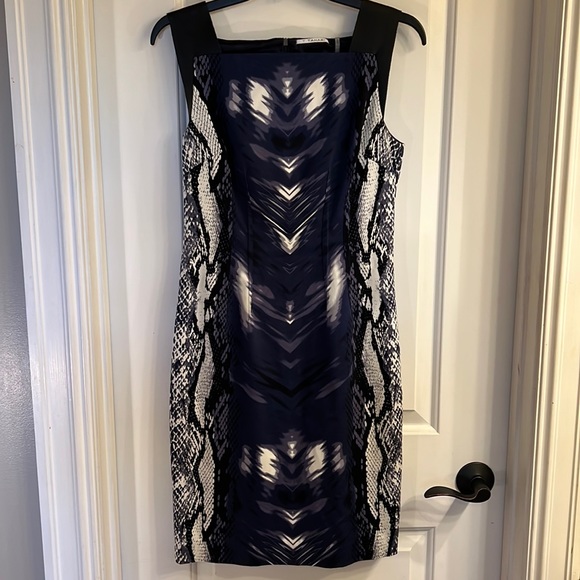 T Tahari Sexy Snake Skin Blue & White pattern sz 4 - Picture 6 of 8